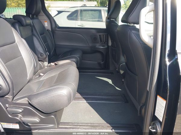 2019 TOYOTA SIENNA SE PREMIUM 8 PASSENGER — I8