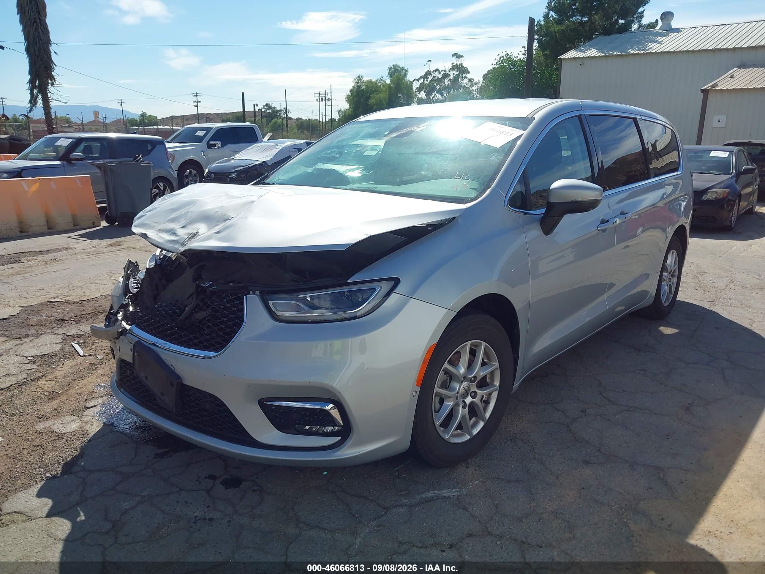 2023 CHRYSLER PACIFICA TOURING L — I2