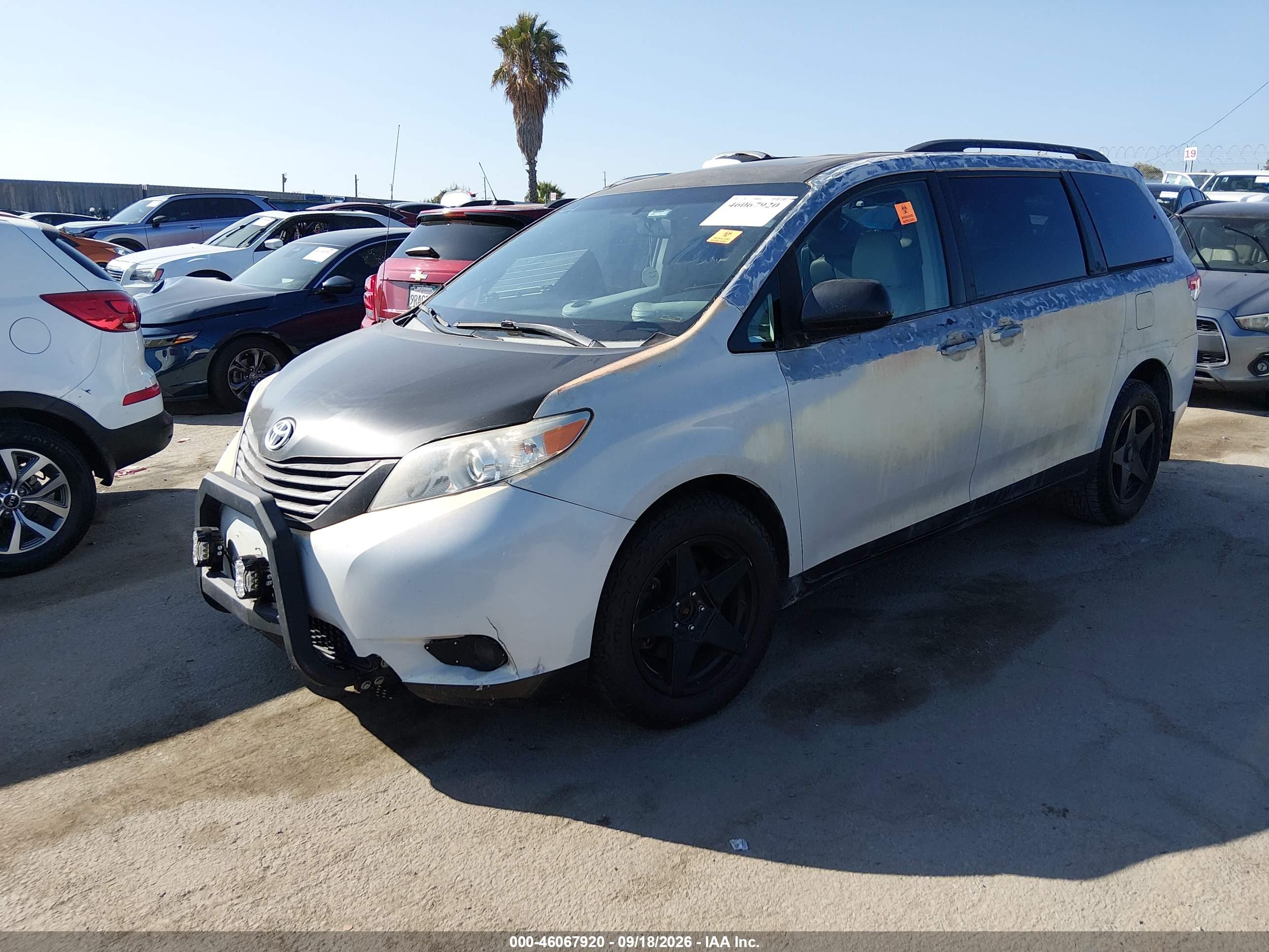 2014 TOYOTA SIENNA XLE 7 PASSENGER — I2