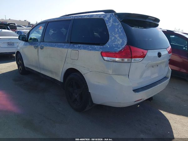 2014 TOYOTA SIENNA XLE 7 PASSENGER — I3