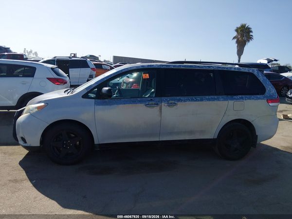 2014 TOYOTA SIENNA XLE 7 PASSENGER — I117
