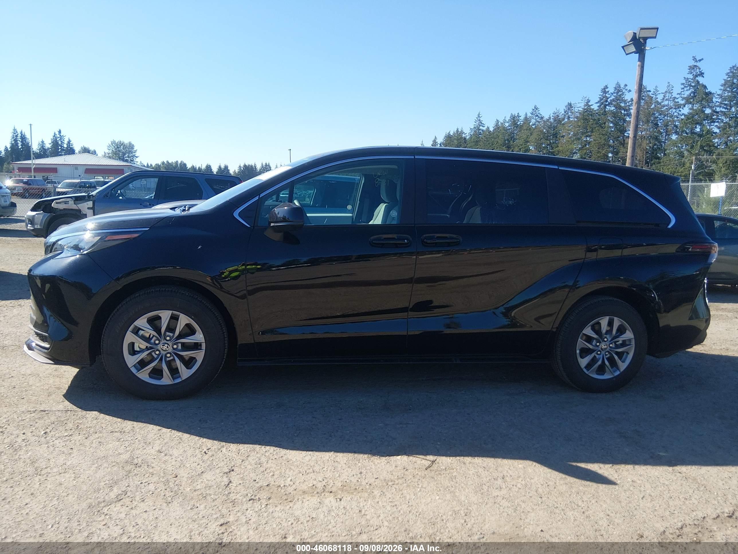 2025 TOYOTA SIENNA LE