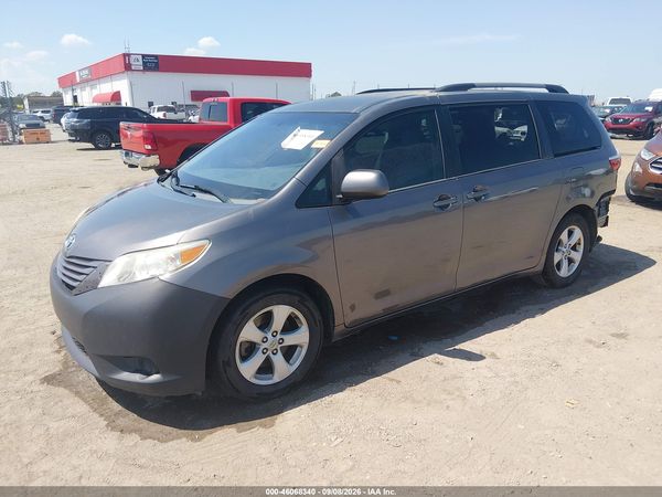 2015 TOYOTA SIENNA — I2