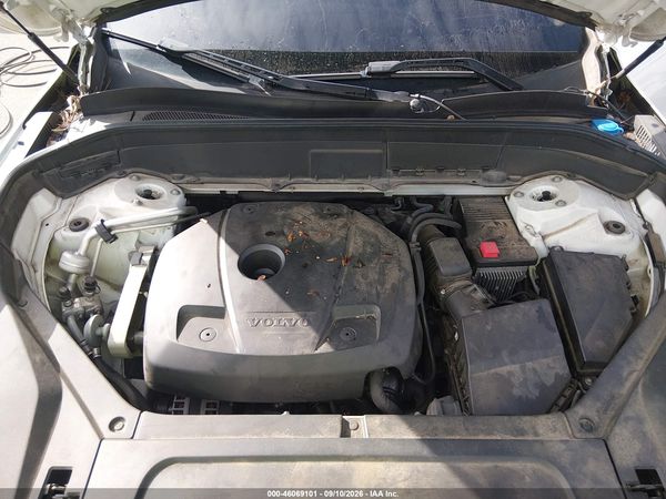 2016 VOLVO XC90 T6 MOMENTUM — I10
