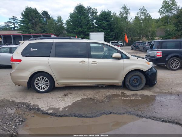 2014 TOYOTA SIENNA XLE V6 8 PASSENGER