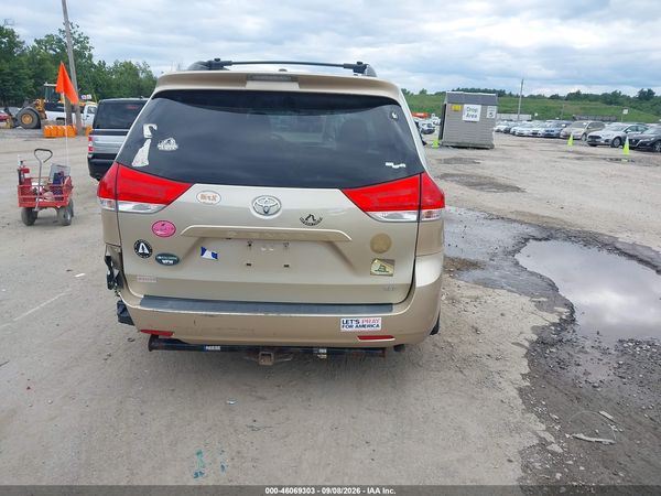 2014 TOYOTA SIENNA XLE V6 8 PASSENGER