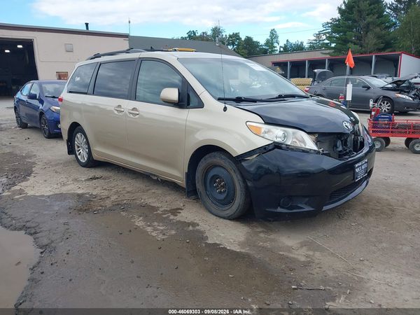 2014 TOYOTA SIENNA XLE V6 8 PASSENGER