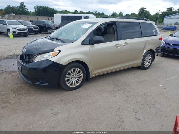 2014 TOYOTA SIENNA XLE V6 8 PASSENGER