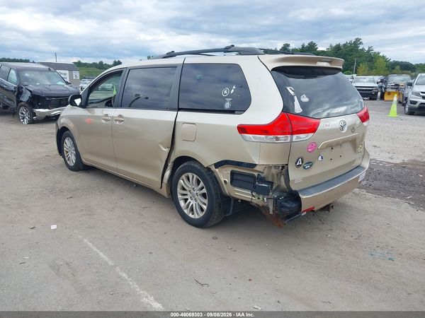 2014 TOYOTA SIENNA XLE V6 8 PASSENGER