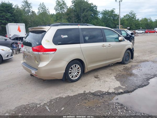 2014 TOYOTA SIENNA XLE V6 8 PASSENGER