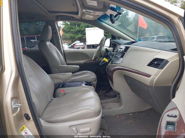 2014 TOYOTA SIENNA XLE V6 8 PASSENGER