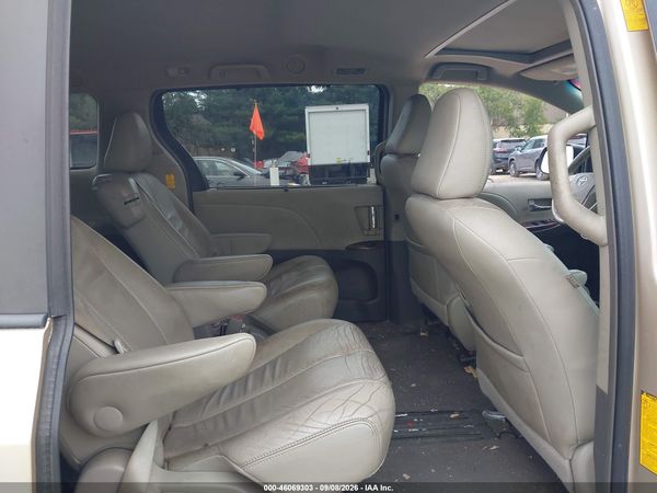 2014 TOYOTA SIENNA XLE V6 8 PASSENGER