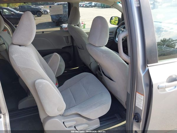 2017 TOYOTA SIENNA LE 8 PASSENGER — I8