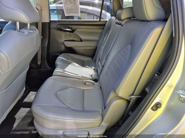 2023 TOYOTA HIGHLANDER XLE — I8