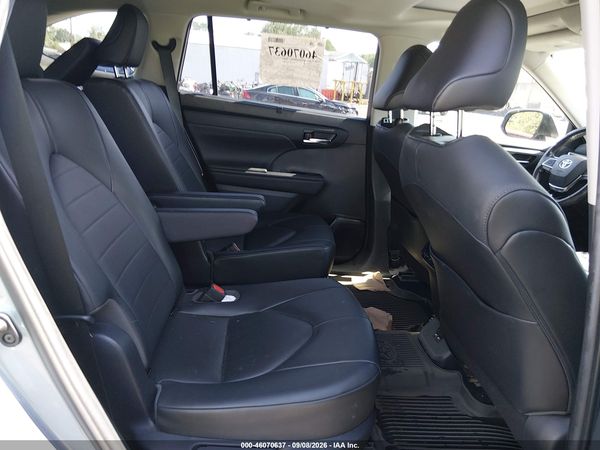 2020 TOYOTA HIGHLANDER XLE — I8
