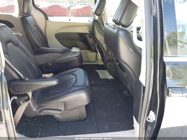 2022 CHRYSLER PACIFICA TOURING L — I8