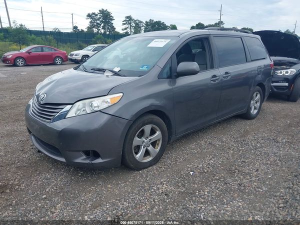 2017 TOYOTA SIENNA — I2
