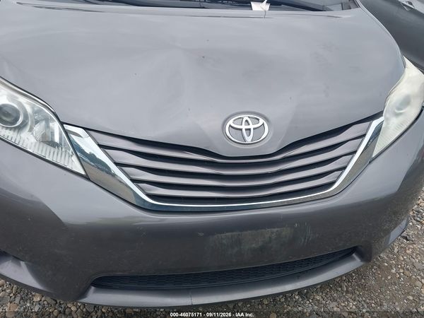 2017 TOYOTA SIENNA LE 8 PASSENGER — I6