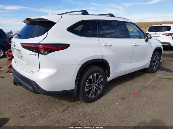 2022 TOYOTA HIGHLANDER HYBRID XLE — I4