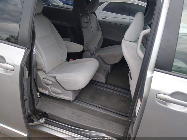 2015 TOYOTA SIENNA LE 8 PASSENGER — I8