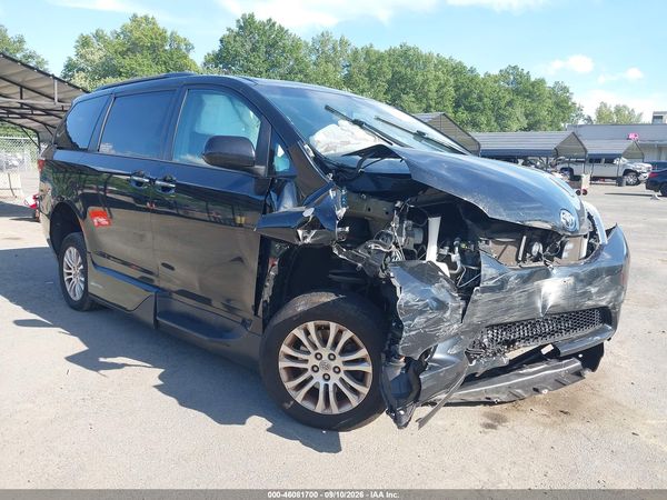 2015 TOYOTA SIENNA XLE 8 PASSENGER — I1