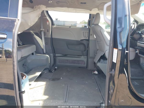 2015 TOYOTA SIENNA XLE 8 PASSENGER — I8