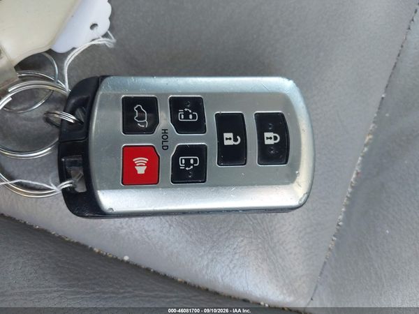2015 TOYOTA SIENNA XLE 8 PASSENGER — I11