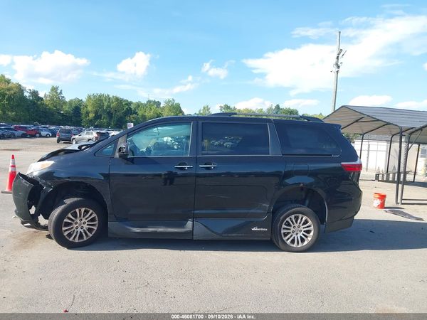 2015 TOYOTA SIENNA XLE 8 PASSENGER — I117