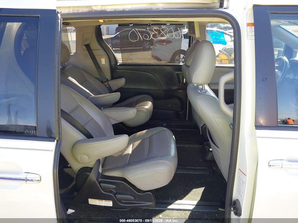 2016 TOYOTA SIENNA — I8