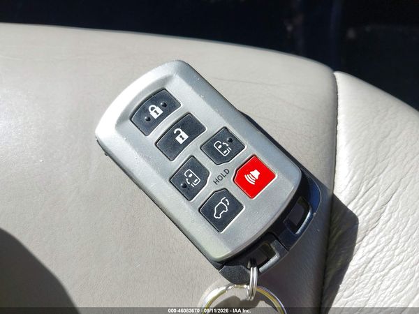 2016 TOYOTA SIENNA — I11