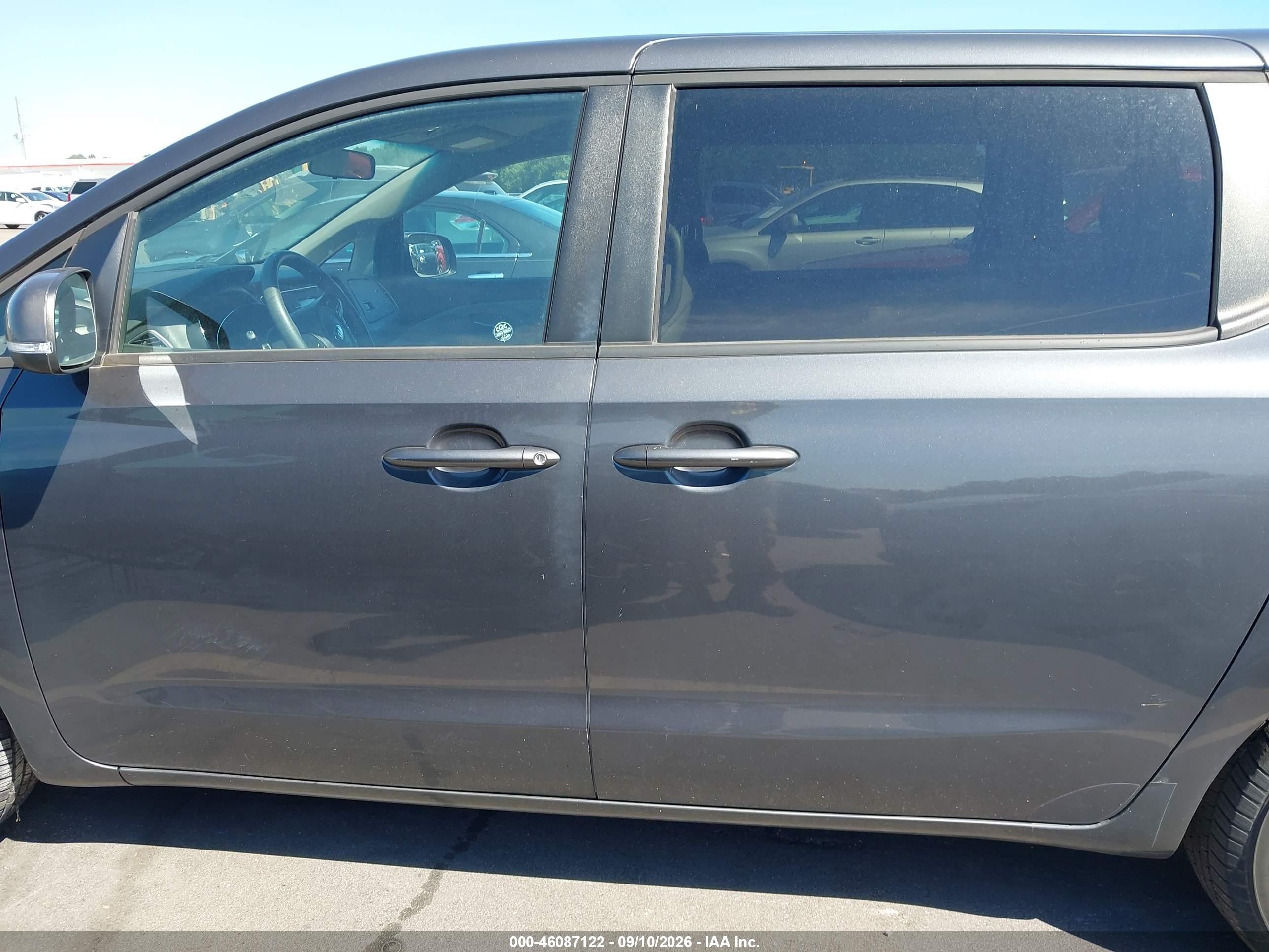 2017 KIA SEDONA LX