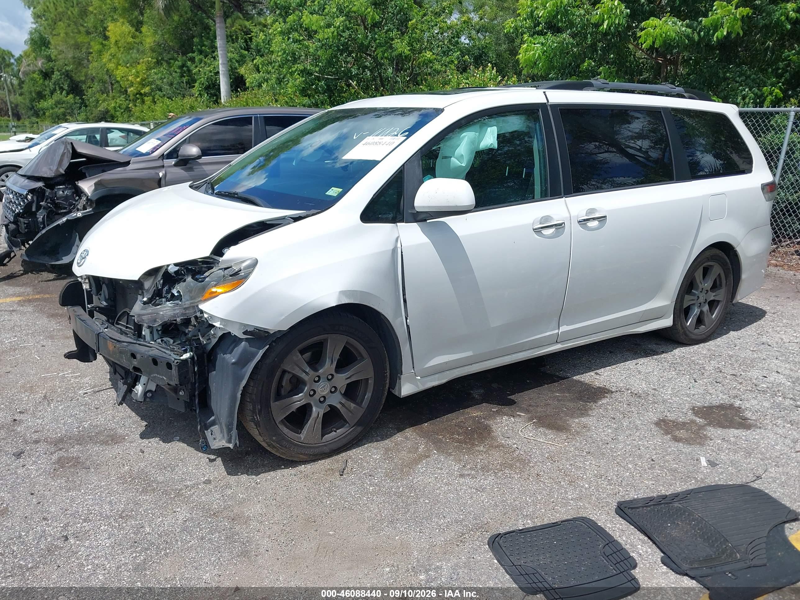 2017 TOYOTA SIENNA SE PREMIUM 8 PASSENGER — I2