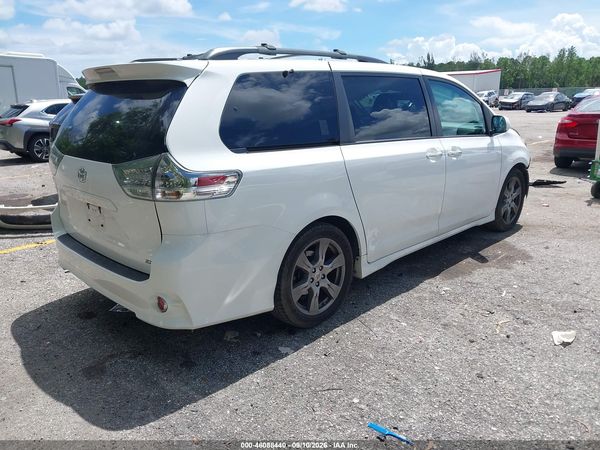 2017 TOYOTA SIENNA SE PREMIUM 8 PASSENGER — I4
