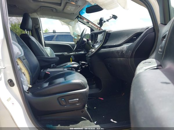 2017 TOYOTA SIENNA SE PREMIUM 8 PASSENGER — I5