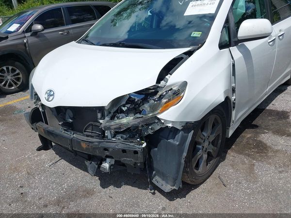 2017 TOYOTA SIENNA SE PREMIUM 8 PASSENGER — I6