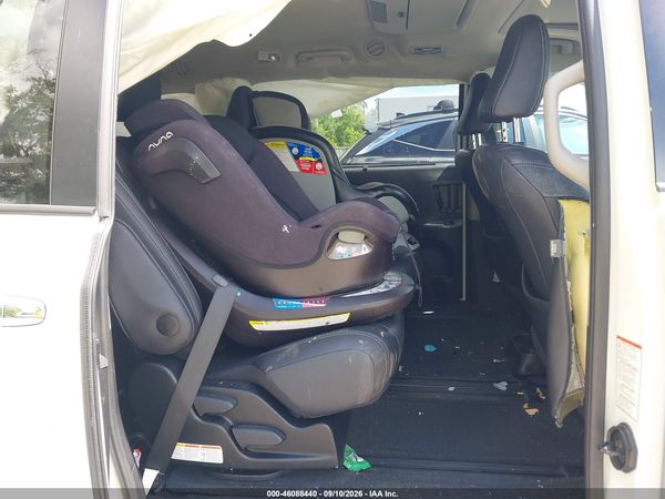 2017 TOYOTA SIENNA SE PREMIUM 8 PASSENGER — I8