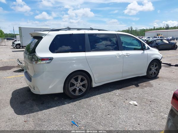 2017 TOYOTA SIENNA SE PREMIUM 8 PASSENGER — I116