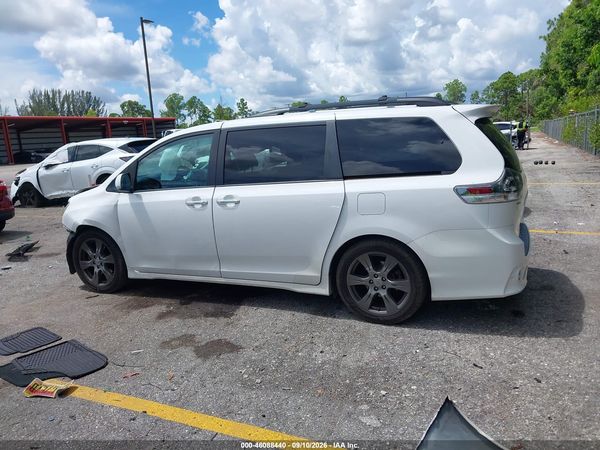 2017 TOYOTA SIENNA SE PREMIUM 8 PASSENGER — I117