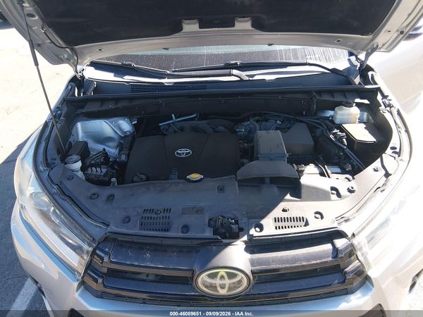 2017 TOYOTA HIGHLANDER SE