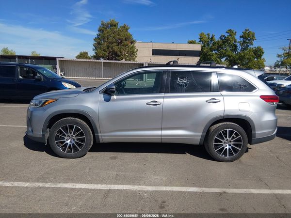2017 TOYOTA HIGHLANDER SE