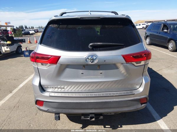 2017 TOYOTA HIGHLANDER SE