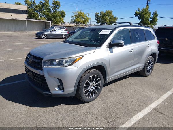 2017 TOYOTA HIGHLANDER SE