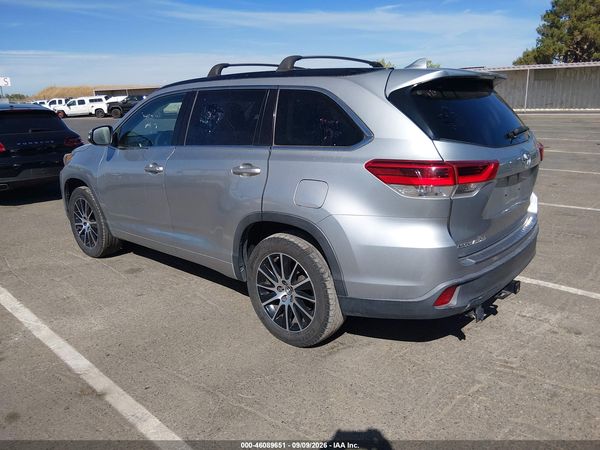 2017 TOYOTA HIGHLANDER SE
