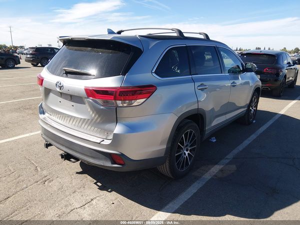 2017 TOYOTA HIGHLANDER SE