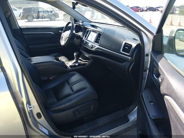 2017 TOYOTA HIGHLANDER SE