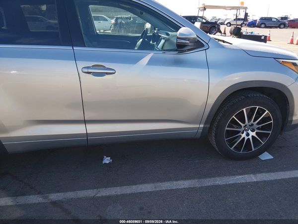 2017 TOYOTA HIGHLANDER SE
