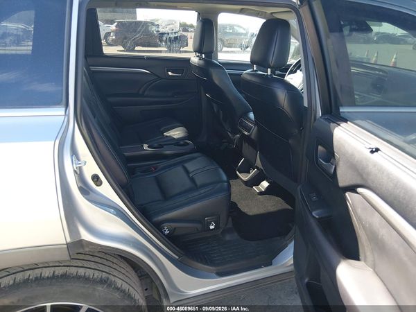 2017 TOYOTA HIGHLANDER SE
