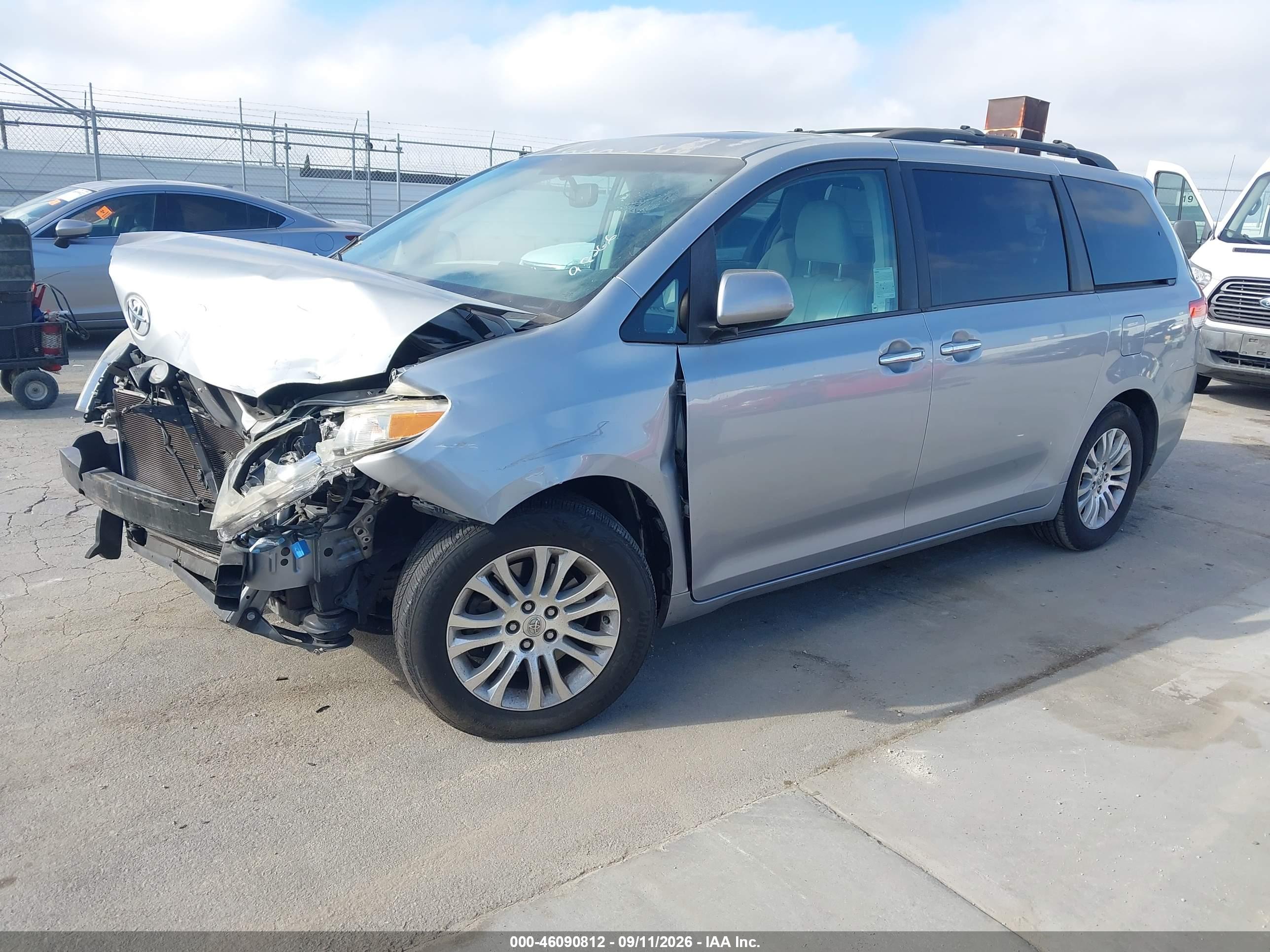 2013 TOYOTA SIENNA XLE V6 8 PASSENGER — I2