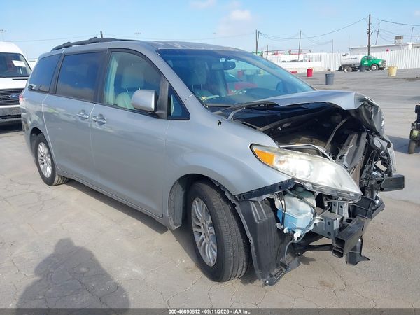 2013 TOYOTA SIENNA XLE V6 8 PASSENGER — I1
