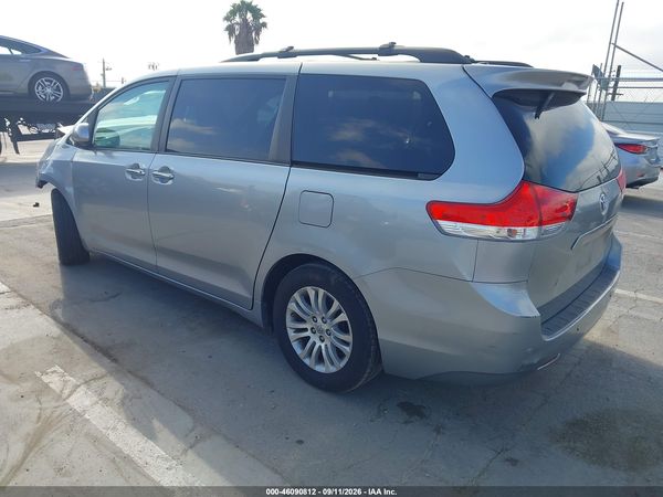 2013 TOYOTA SIENNA XLE V6 8 PASSENGER — I3